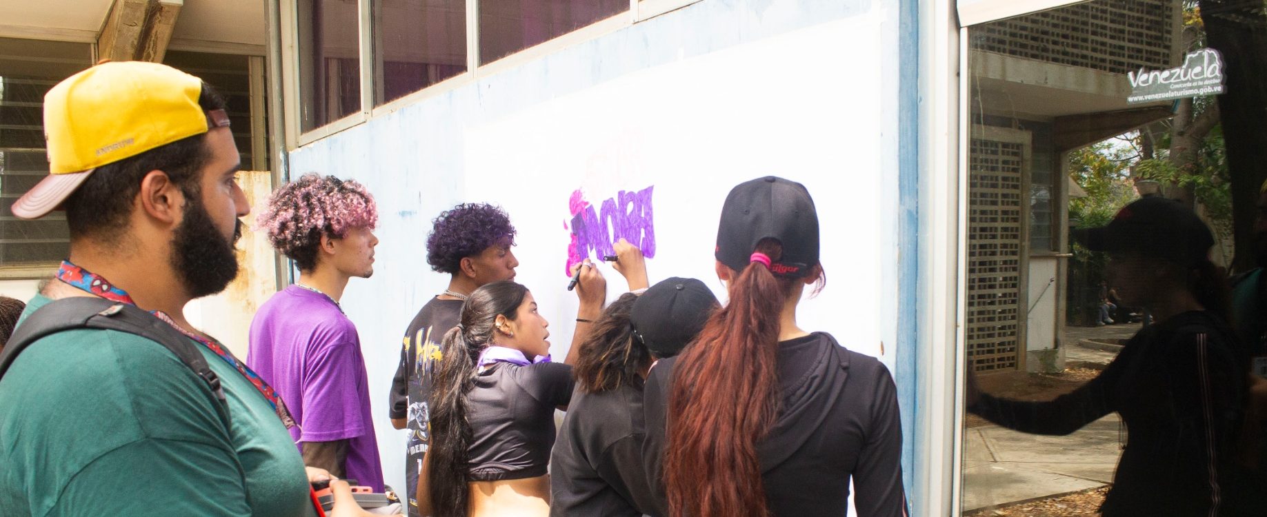 Lee más sobre el artículo Escuela de Diseño Gráfico de UNIR celebra su día junto a estudiantes de LUZ