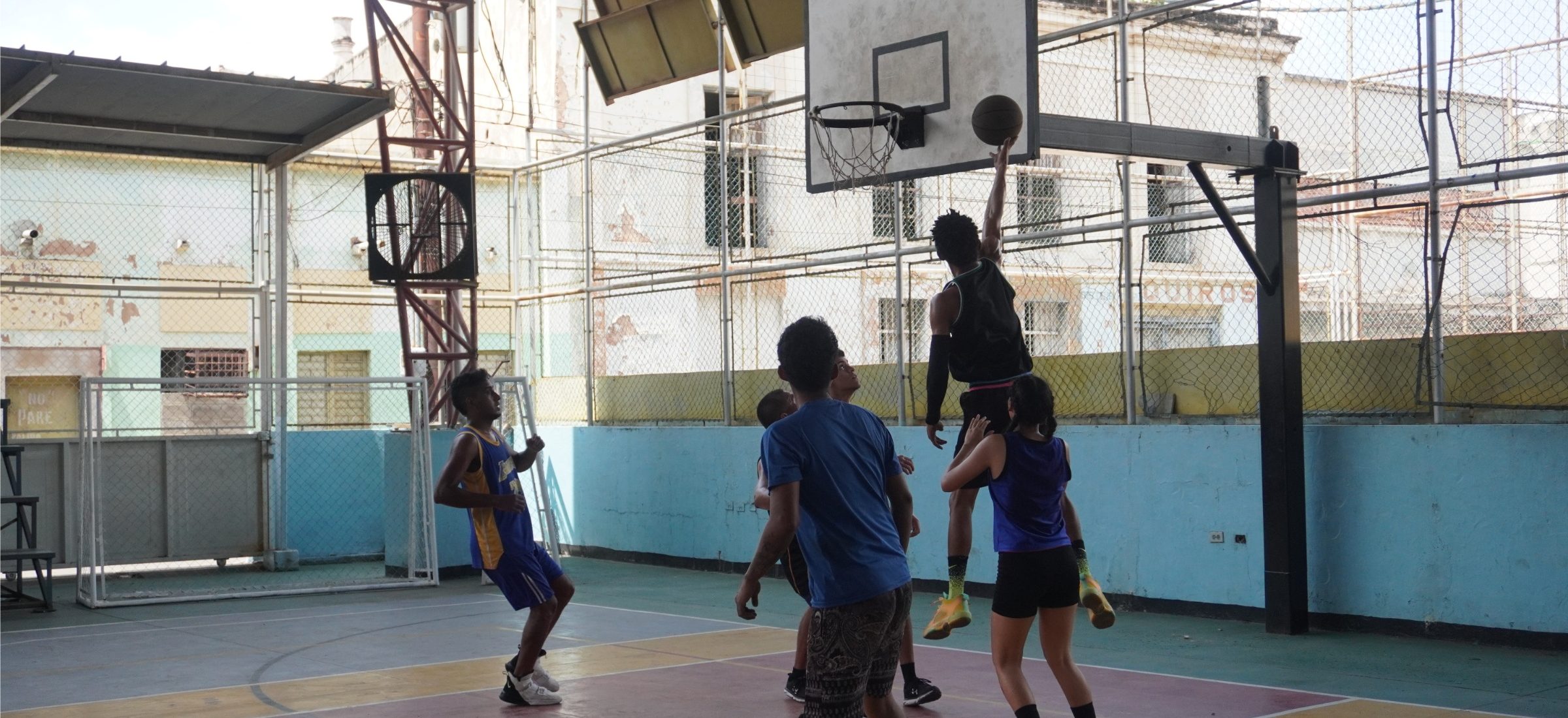 Lee más sobre el artículo Emocionante partido de baloncesto, la Comunidad del Milagro se lleva la victoria